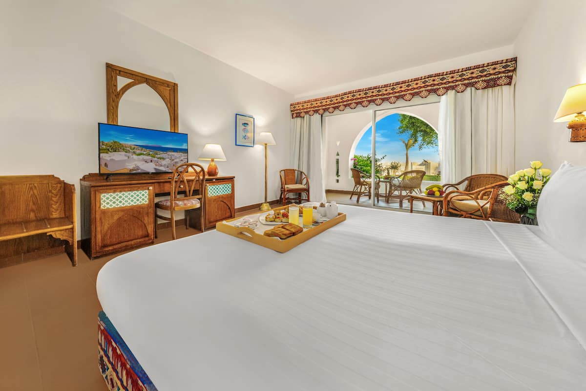 Sultan Queen or Twin Room - Pool View & Panoramic Sea View | Een minibar, een kluis op de kamer, een bureau, verduisterende gordijnen
