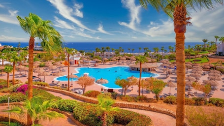 Piscina all'aperto, ombrelloni da piscina, lettini. Domina Coral Bay Resort, Diving , Spa & Casino