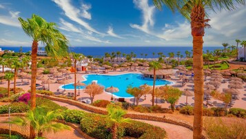 Outdoor pool, pool umbrellas, sun loungers