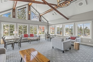 Lounge - Basecamp Lodge Canmore (Canmore)