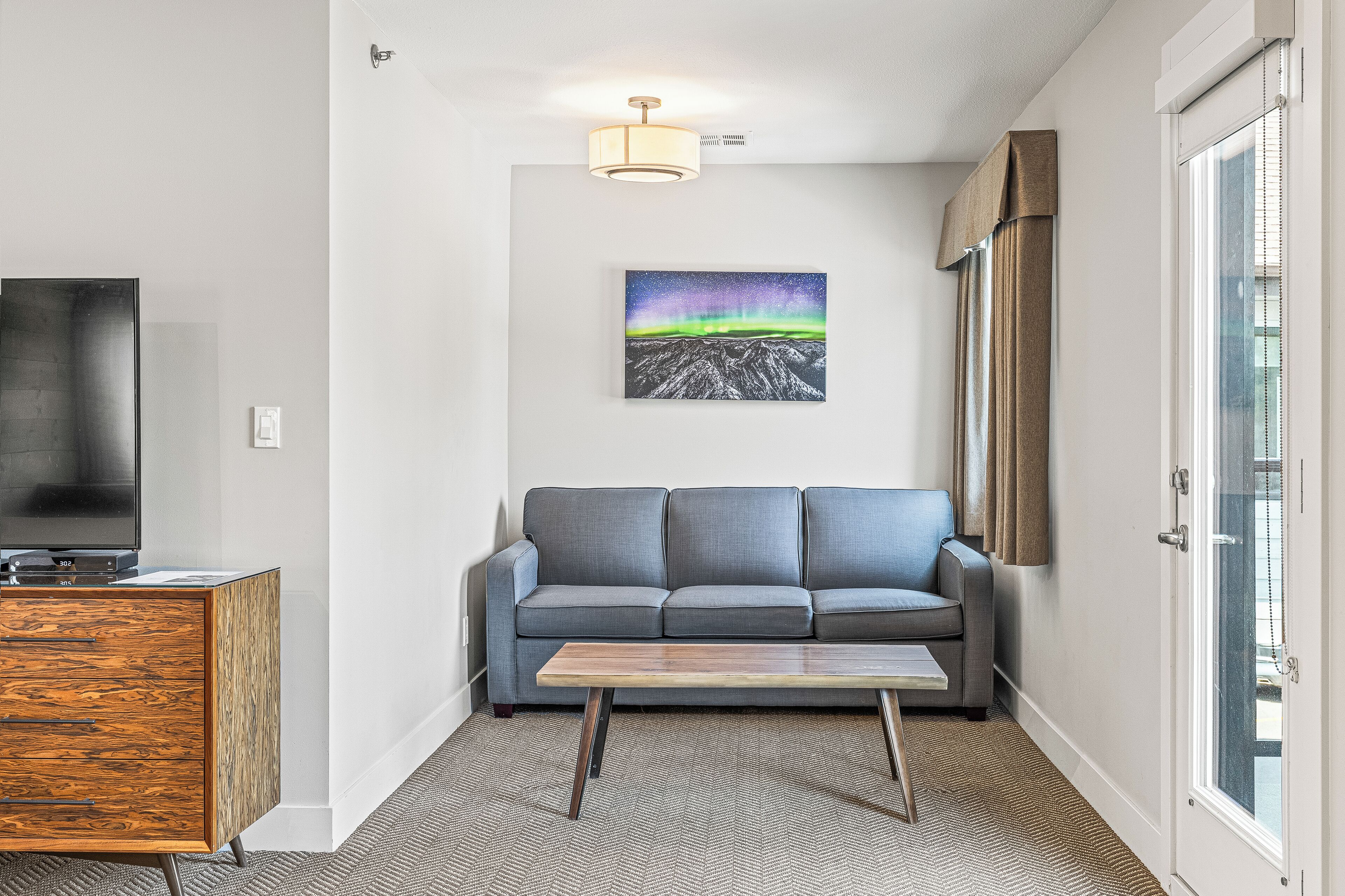 deluxe king suite | living area | flat-screen tv