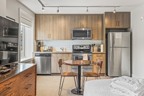 Studio | Private kitchen | Fridge, coffee/tea maker - Basecamp Lodge Canmore (Canmore)