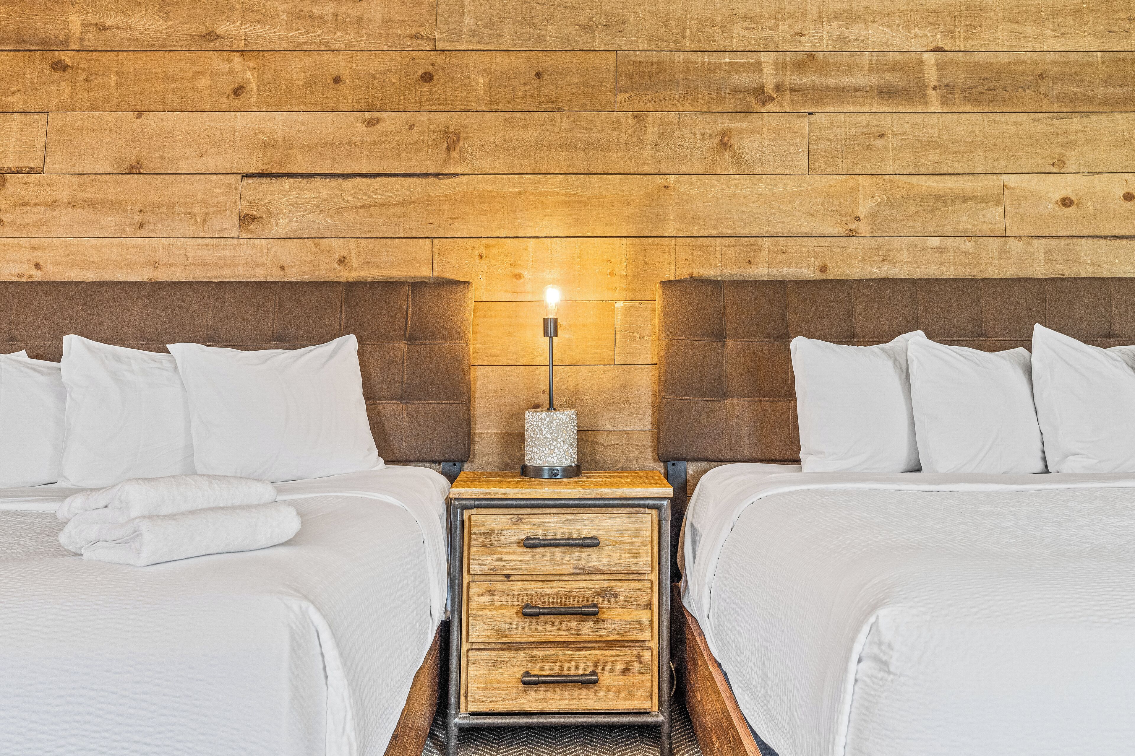 deluxe double king room | free wifi, bed sheets