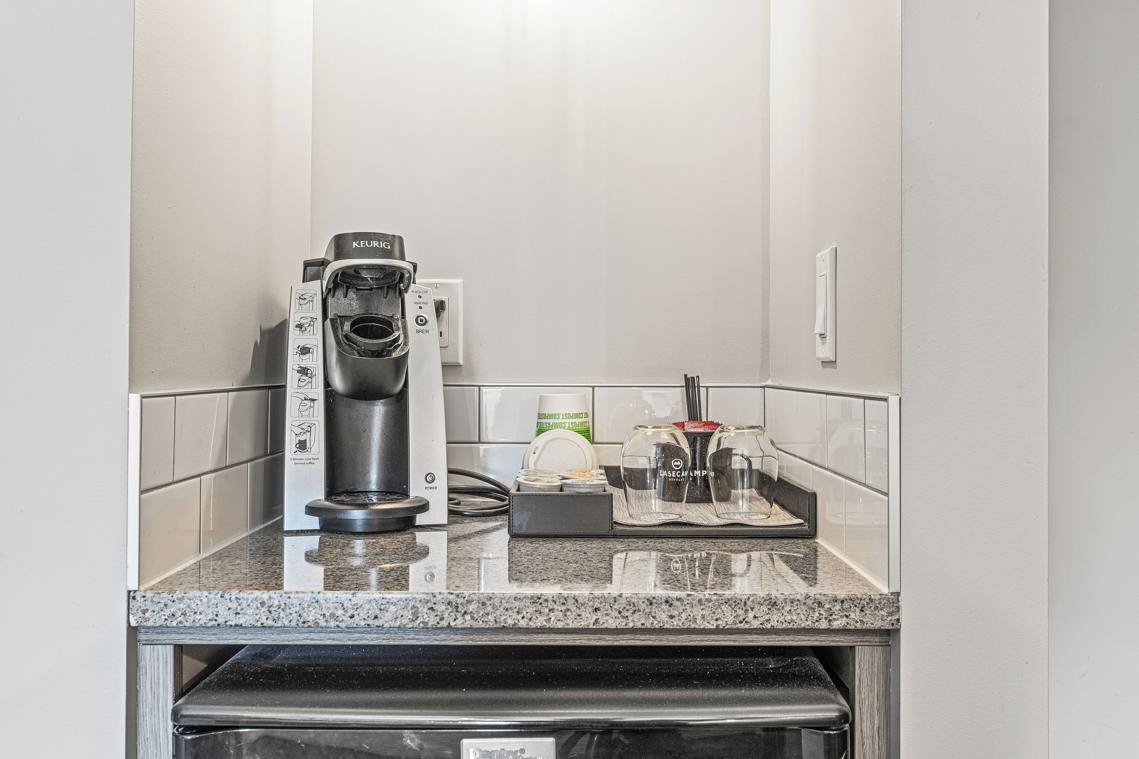 deluxe king room | private kitchen | fridge, coffee/tea maker