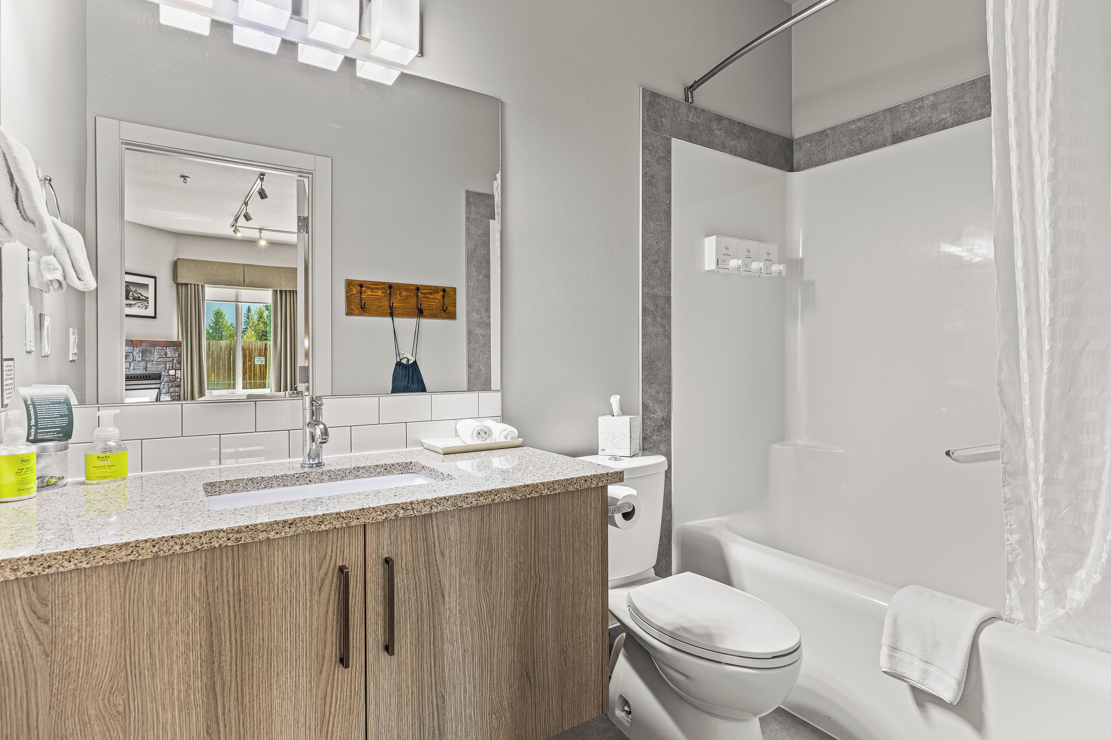 deluxe king room | bathroom | combined shower/bathtub, free toiletries, hair dryer, towels