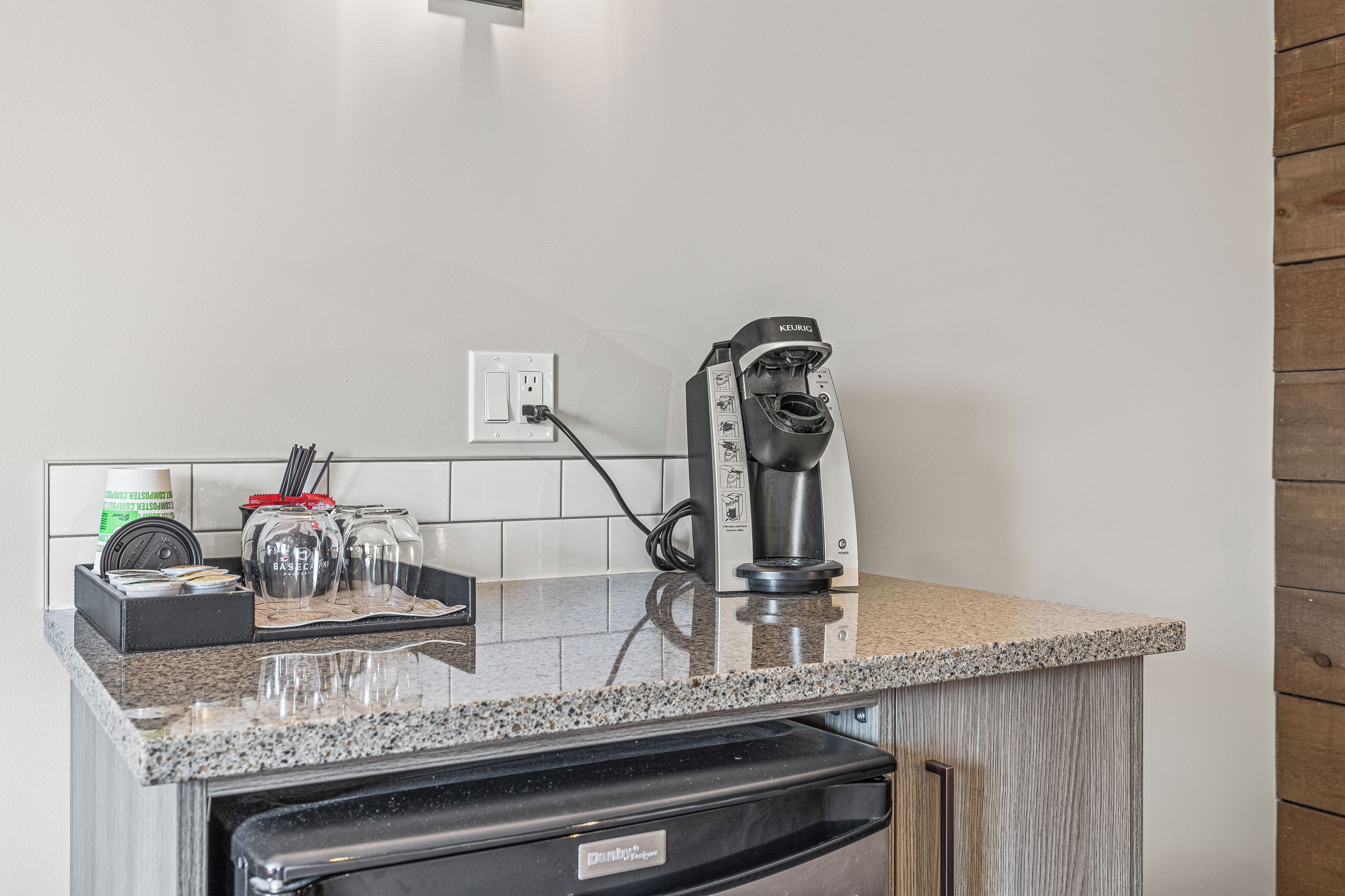 deluxe double king room | private kitchen | fridge, coffee/tea maker