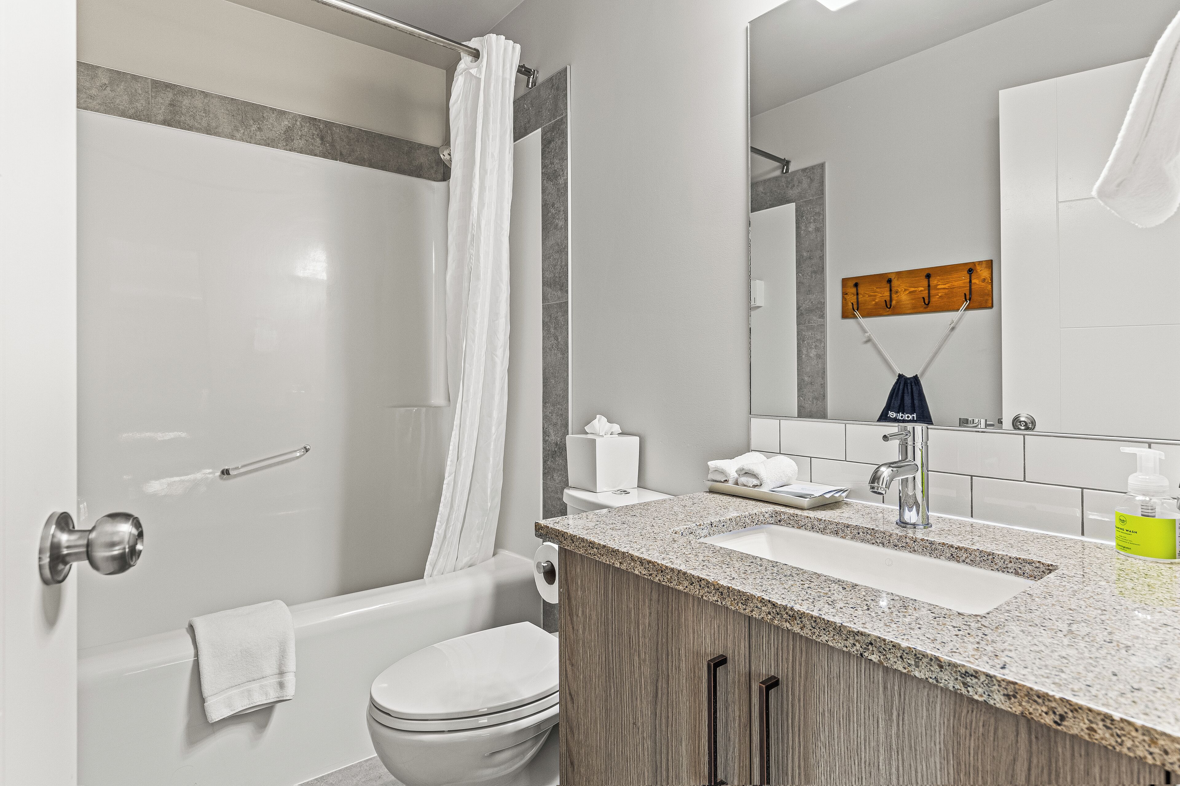 deluxe double room | bathroom | combined shower/bathtub, free toiletries, hair dryer, towels