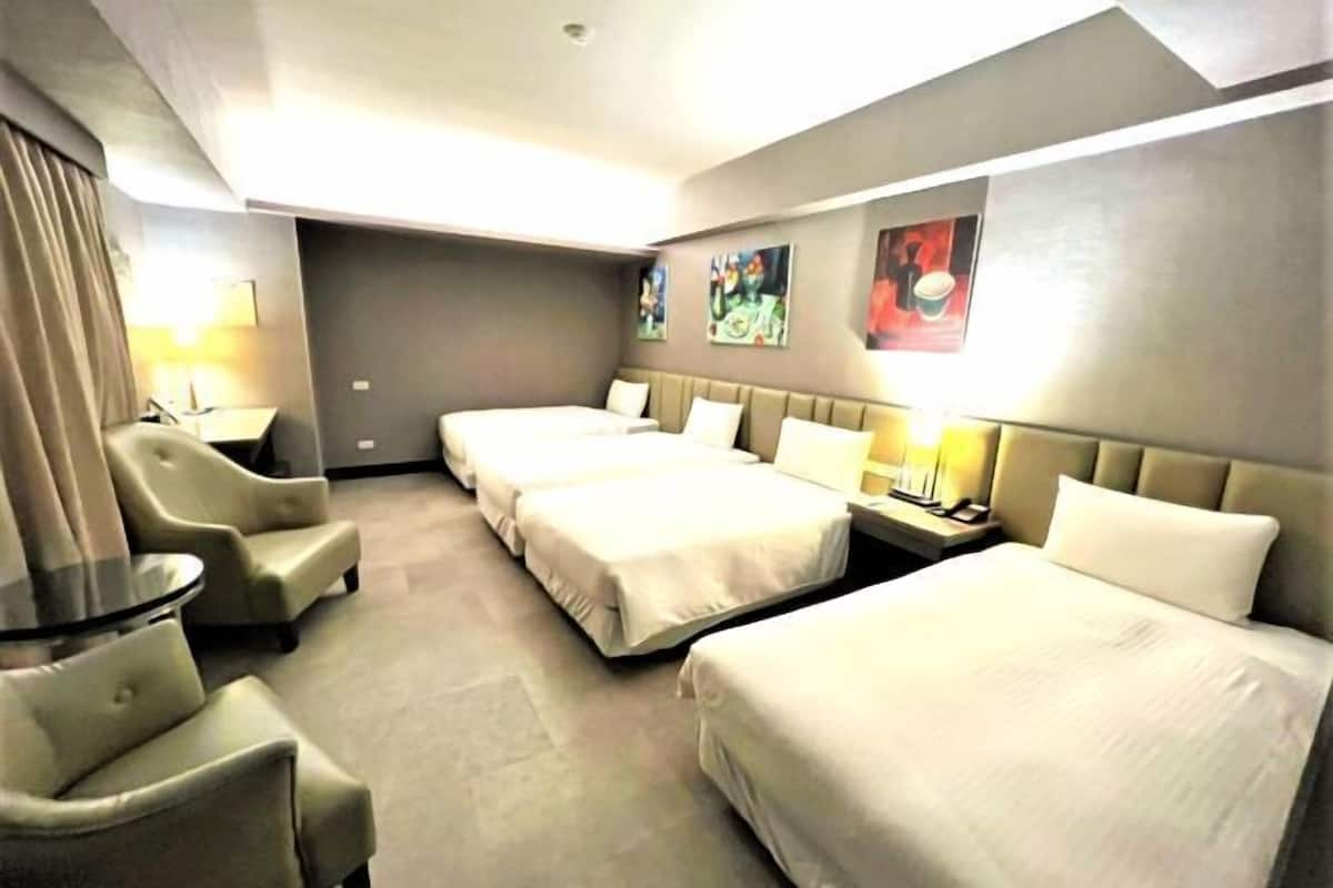 Cubrecamas, escritorio, cortinas blackout y sistema de insonorización