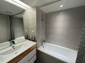 Regendusche, Haartrockner, Handtücher, Toilettenpapier