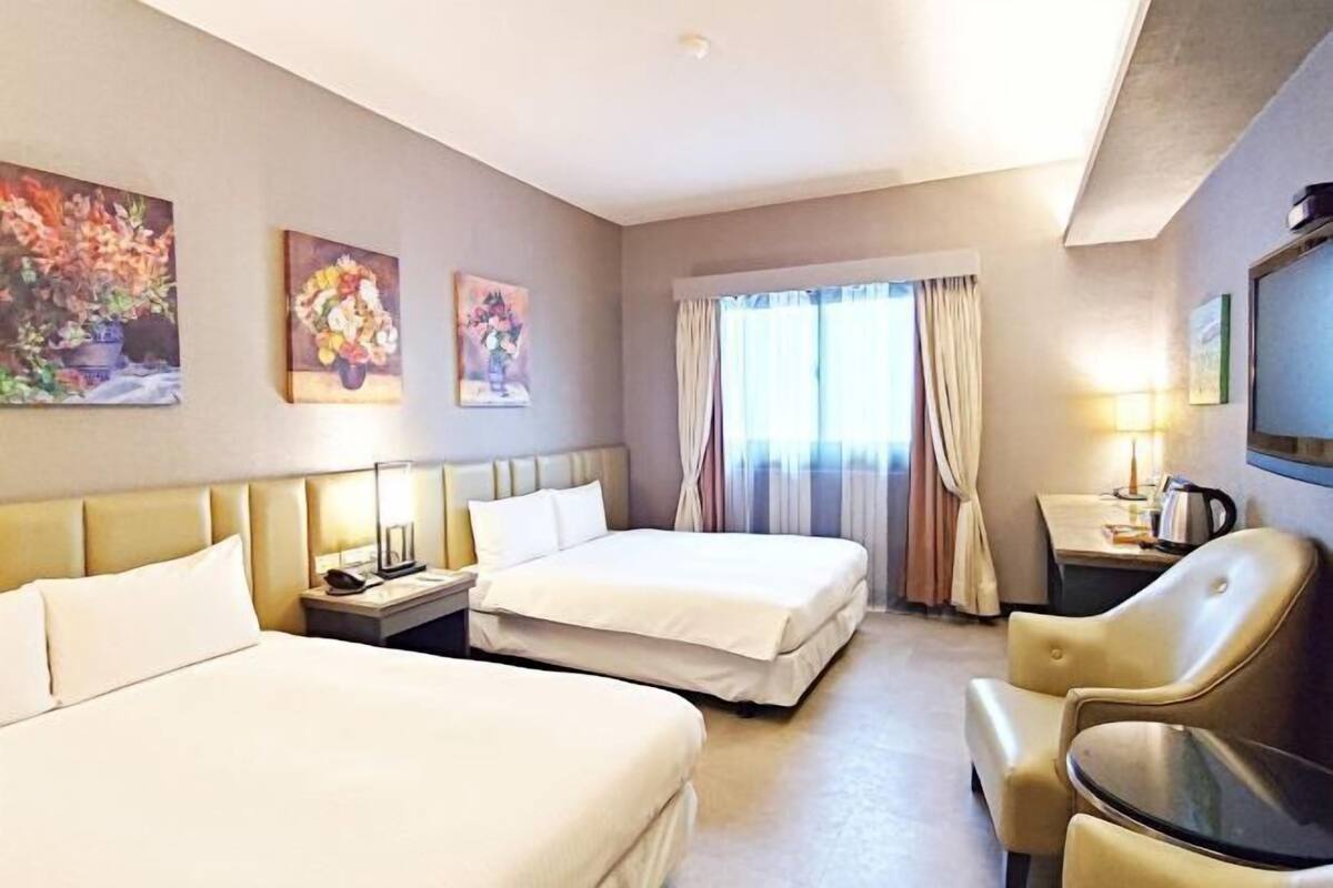 Cubrecamas, escritorio, cortinas blackout y sistema de insonorización