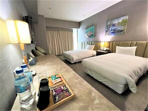 Habitación Deluxe doble, 2 camas individuales | Edredones de plumas, escritorio, cortinas opacas