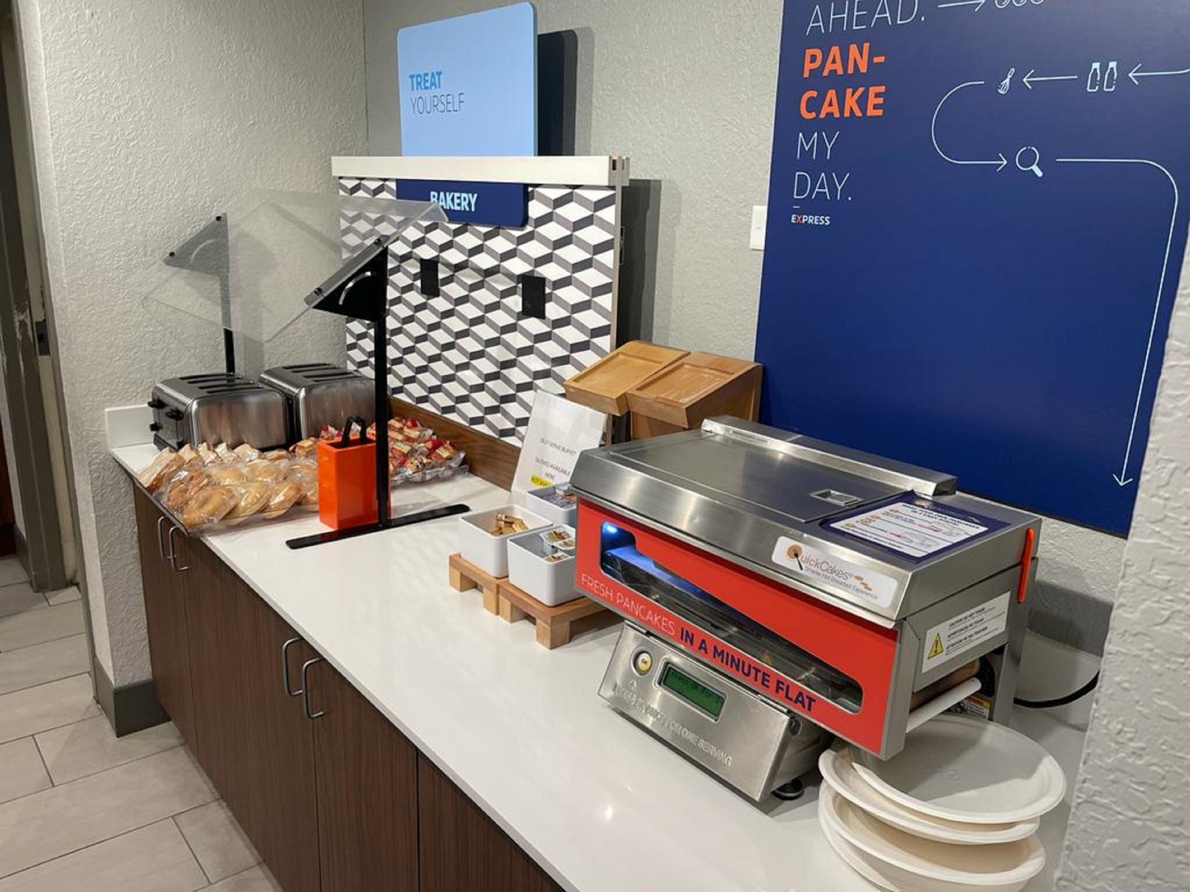 Un angolo colazione con tostapane, angolo per bagel e macchina per pancake.