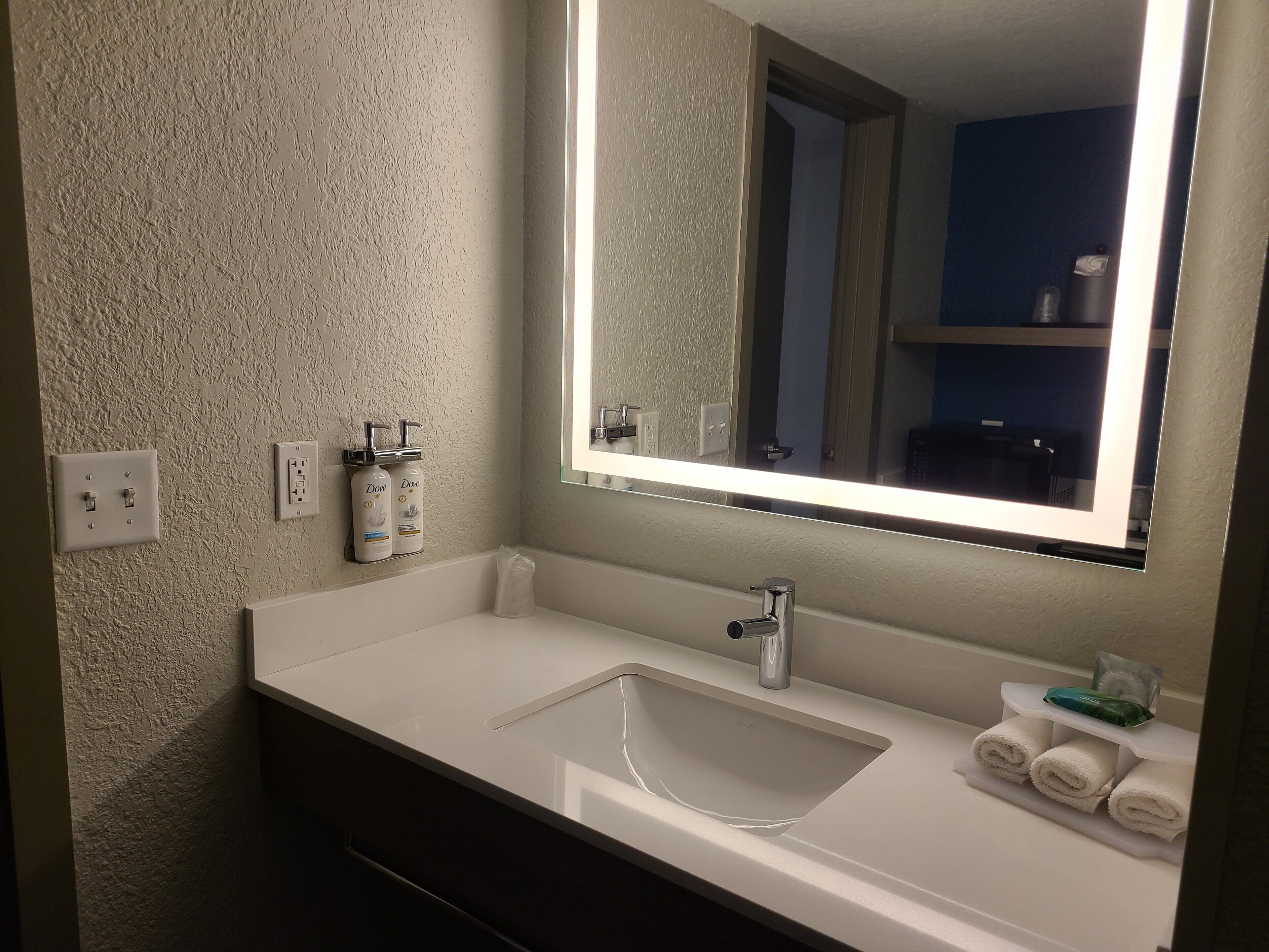 standard room | 1 bedroom, in-room safe, individually decorated, individually furnished