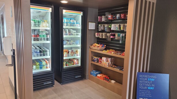 Eine Hotelhalle mit zwei Getränkeautomaten, einer Snackbar und einem Schild bezüglich Renovierungsarbeiten.