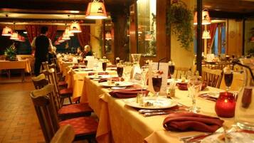 Aperto a colazione e pranzo, cucina regionale, con vista sulla piscina