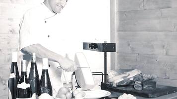 Se sirven desayunos y almuerzos; cocina regional; junto a la piscina