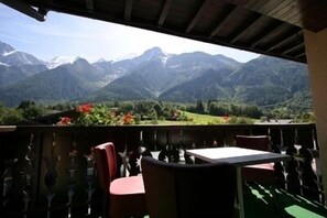 Standard Quadruple Room (Balcon) | Balcony - Hôtel Chris-tal (Les Houches)