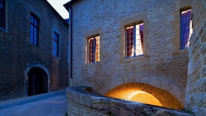 A stone building with arched windows and a central courtyard. - Hotel Le Château Fort (Sedan)