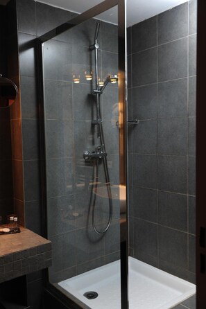 Suihkun ja ammeen yhdistelmä, ilmaiset hygieniatuotteet, hiustenkuivaaja