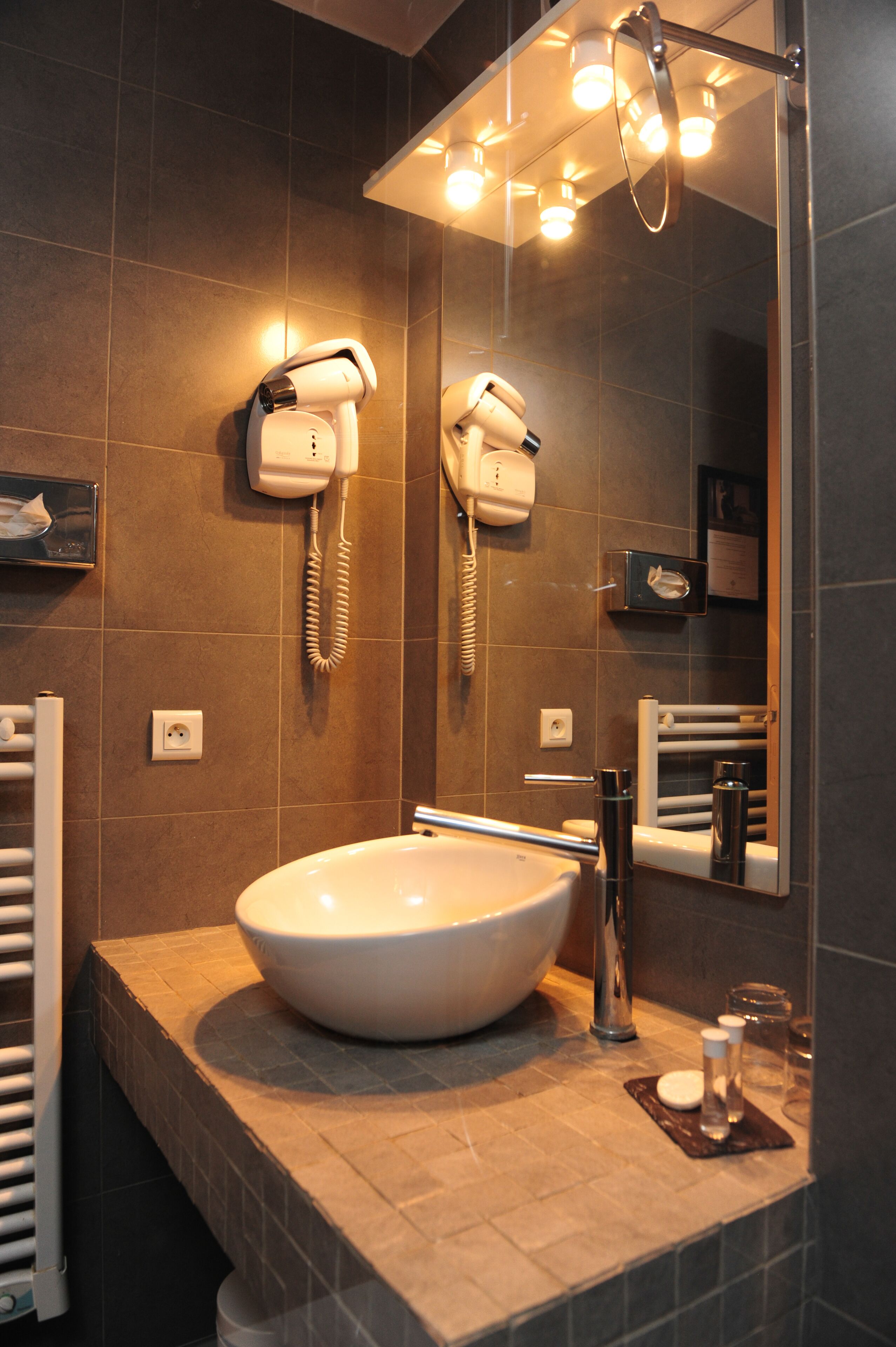 classic double room | bathroom | combined shower/bathtub, free toiletries, hair dryer, towels
