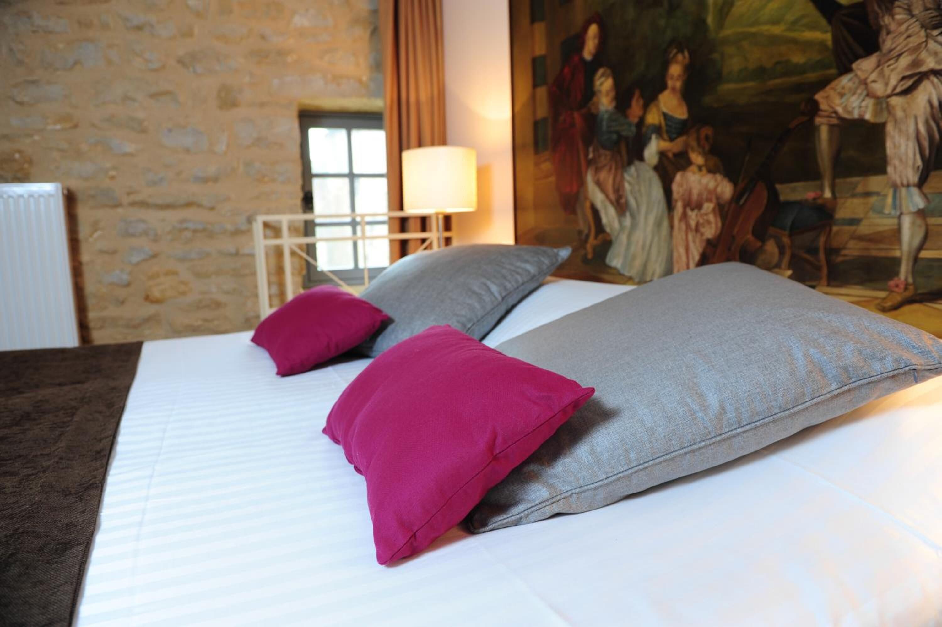 minibar, desk, soundproofing, iron/ironing board