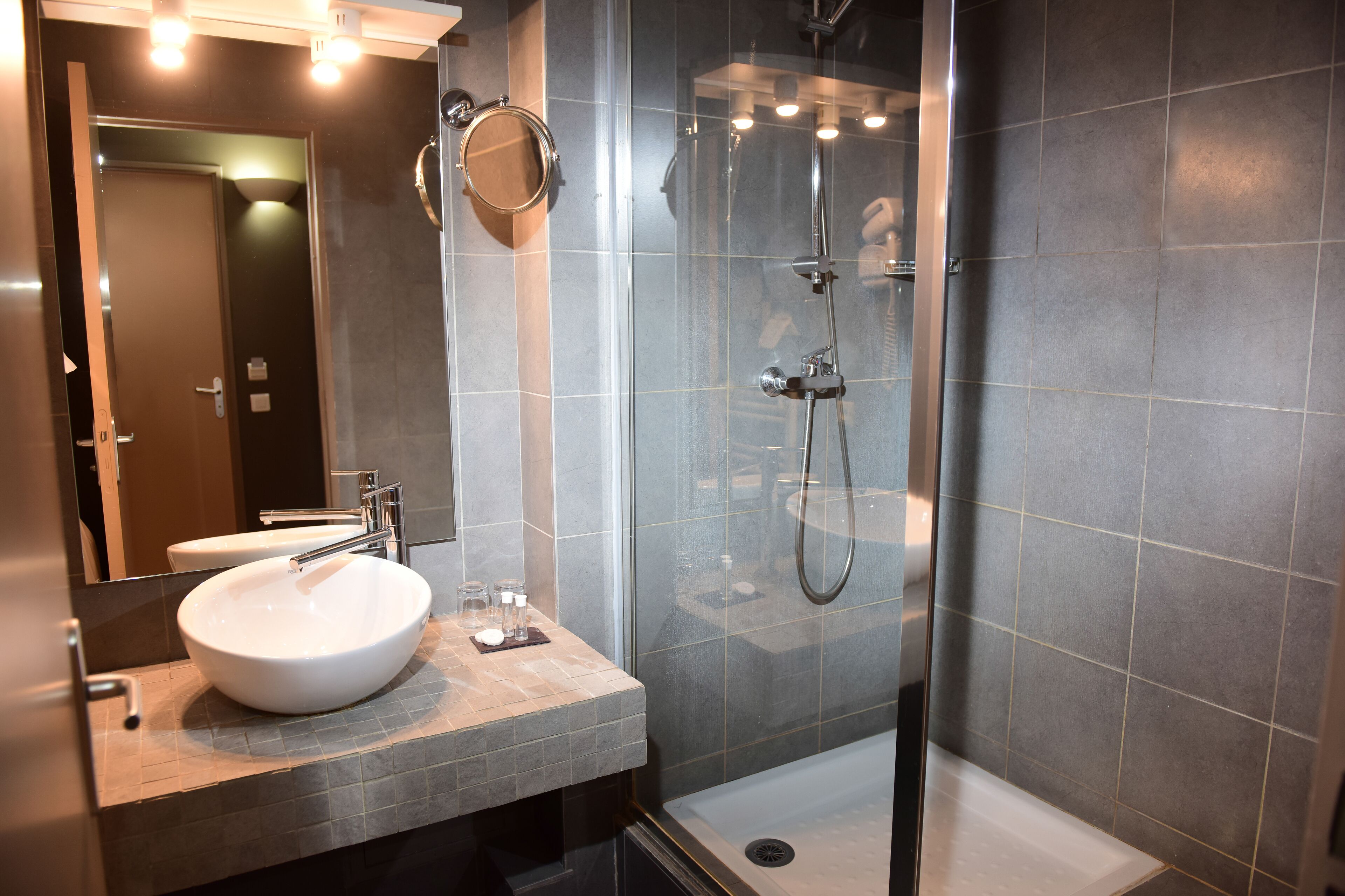 combined shower/bathtub, free toiletries, hair dryer, towels