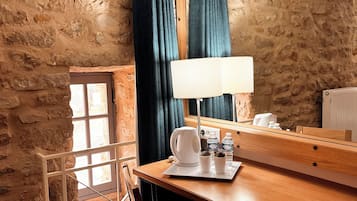 Premium tweepersoonskamer (Traditional) | Een minibar, een bureau, geluiddichte muren, een strijkplank/strijkijzer