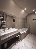 Suite | Salle de bain | Ensemble douche/baignoire, articles de toilette gratuits, sèche-cheveux