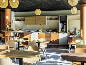 Daily buffet breakfast for a fee - Mercure Agen Centre (Agen)