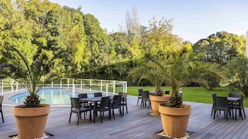 Piscina externa, funciona das 8h30 às 21h30, espreguiçadeiras
