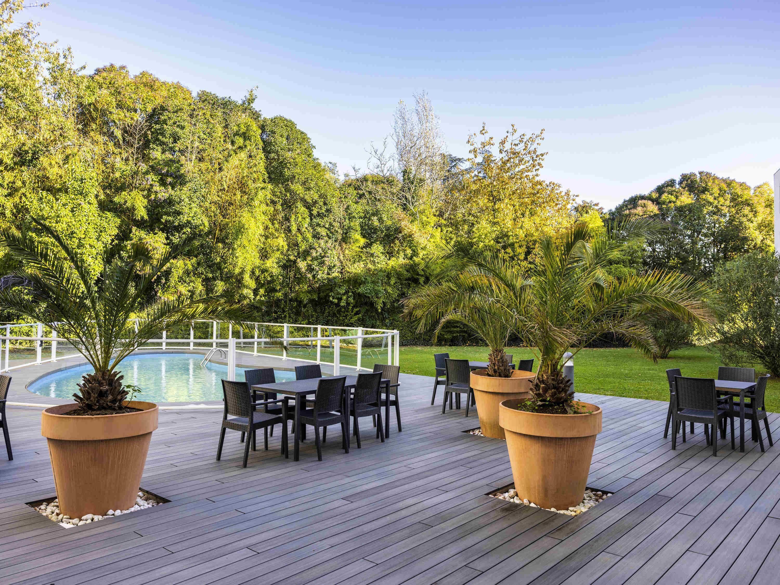 Piscine extérieure, chaises longues