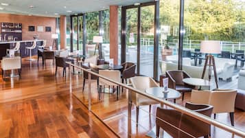 Bar junto a la piscina