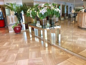 Interior entrance - Hotel Ambassador (Nice)