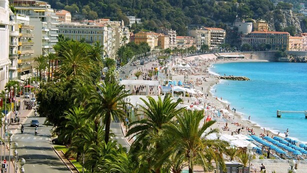 Beach nearby - Hotel Ambassador (Nice)