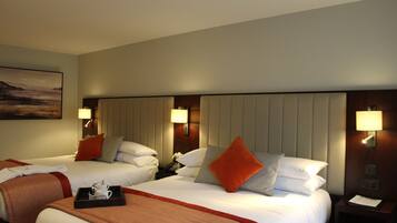 Deluxe-Zweibettzimmer, Mehrere Betten | Zimmersafe, Schreibtisch, schallisolierte Zimmer, Bügeleisen/Bügelbrett