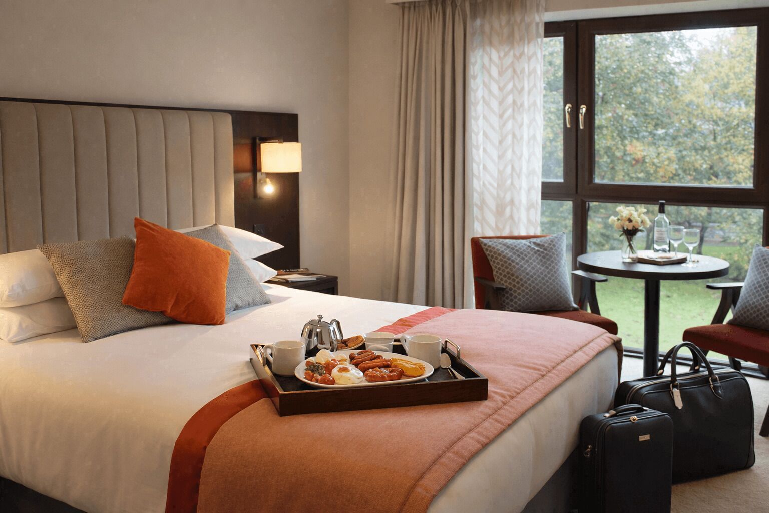 Deluxe-dobbeltværelse - 1 kingsize-seng | Pengeskab på værelset, skrivebord, lydisolering, strygejern/strygebræt