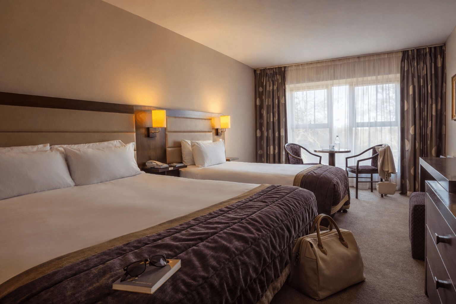 Standardværelse med 2 enkeltsenge | Pengeskab på værelset, skrivebord, lydisolering, strygejern/strygebræt