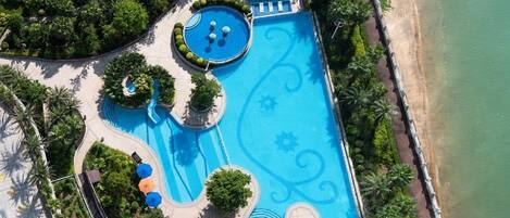 Una piscina techada, una piscina al aire libre