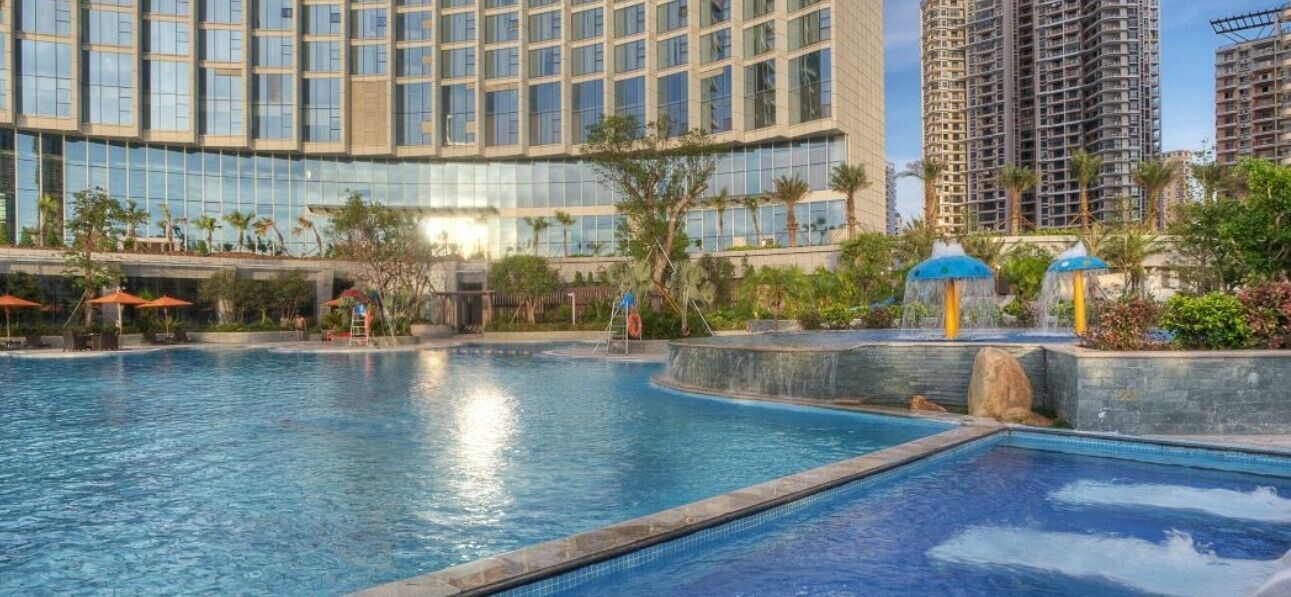 Una piscina techada, una piscina al aire libre