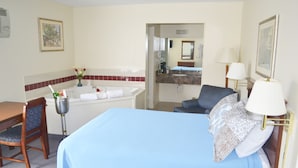 Deluxe Room, 1 Queen Bed, Jetted Tub | Jetted tub - Main Street Lodge and Suites (Port Huron)