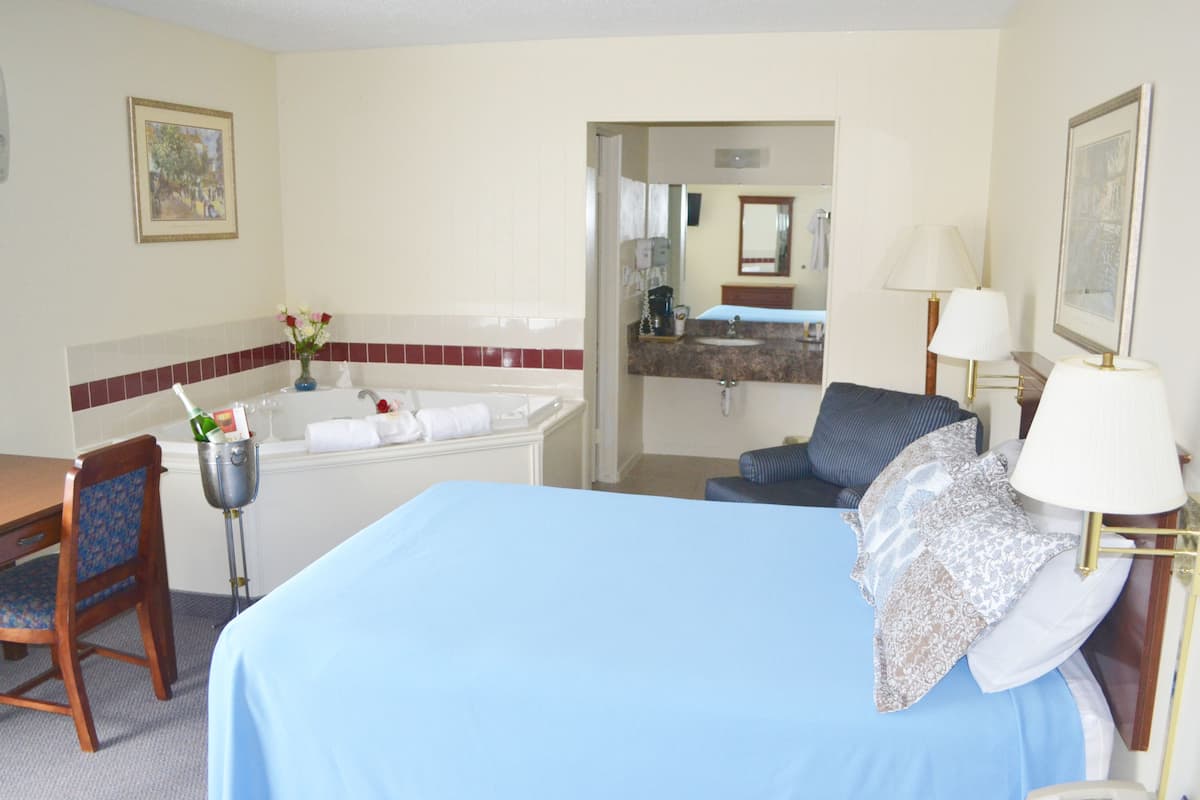 Deluxe Room, 1 Queen Bed, Jetted Tub | Jetted bathtub