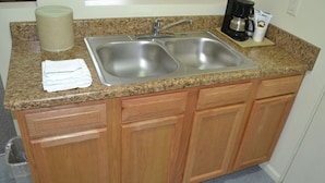 Family Suite | Private kitchenette - Main Street Lodge and Suites (Port Huron)