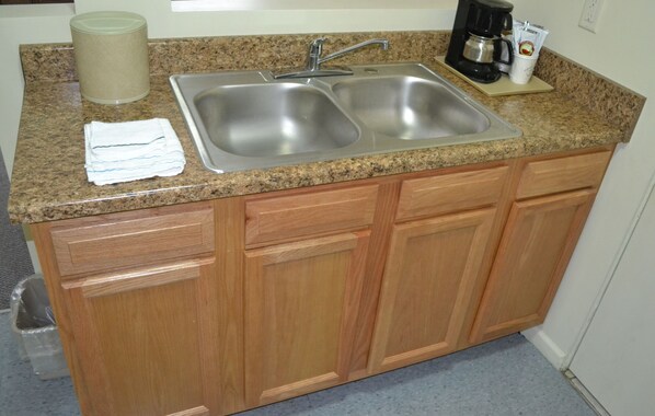 Family Suite | Private kitchenette | Fridge, microwave, coffee/tea maker