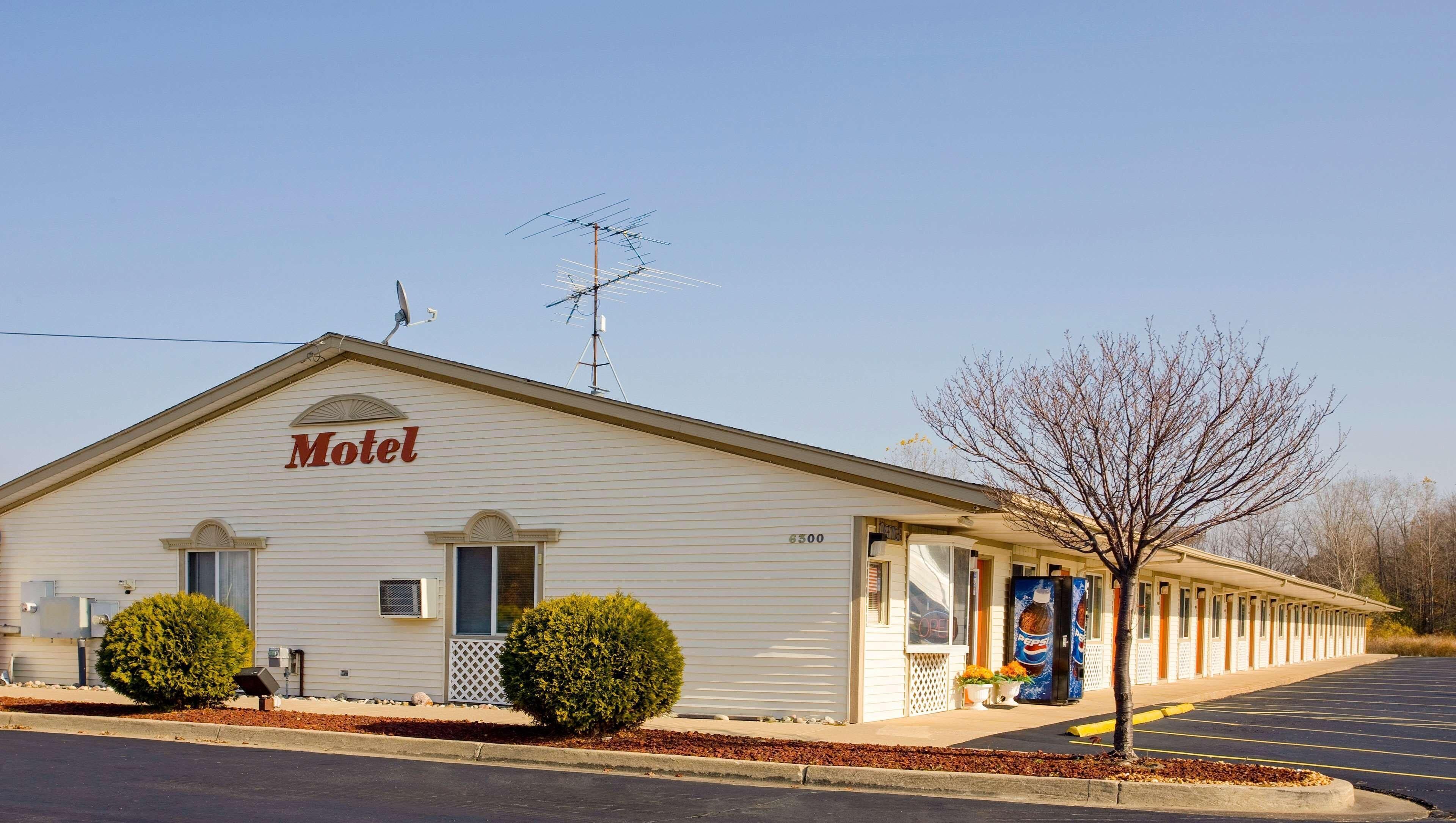 A motel with a sign reading "Motel" and the number "6300" on the building.