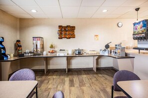 Free daily continental breakfast - Travelodge by Wyndham Colorado Springs Airport/Peterson SFB (Colorado Springs)