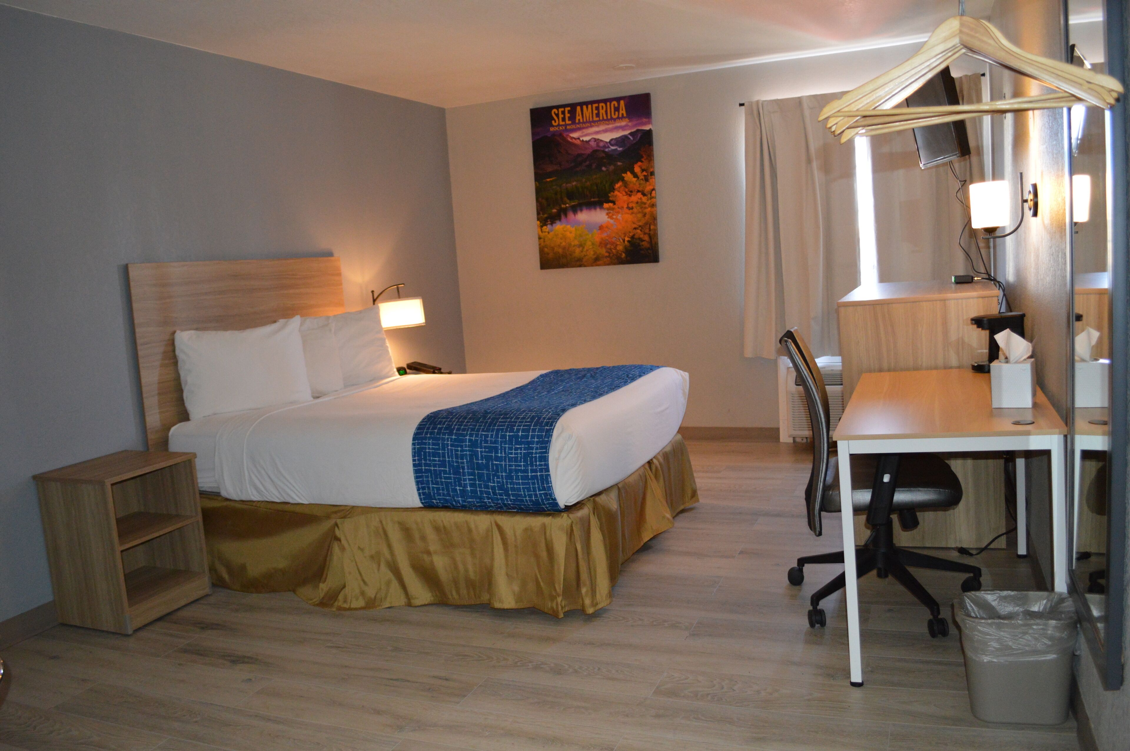 مكتب ومساحة عمل للكمبيوتر المحمول وستائر تعتيم ومكواة/لوح كي