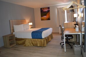 Työpöytä, kannettavalle tietokoneelle sopiva työtila, pimennysverhot