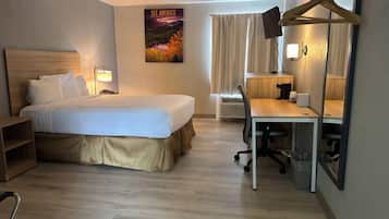 Een bureau, een laptopwerkplek, verduisterende gordijnen