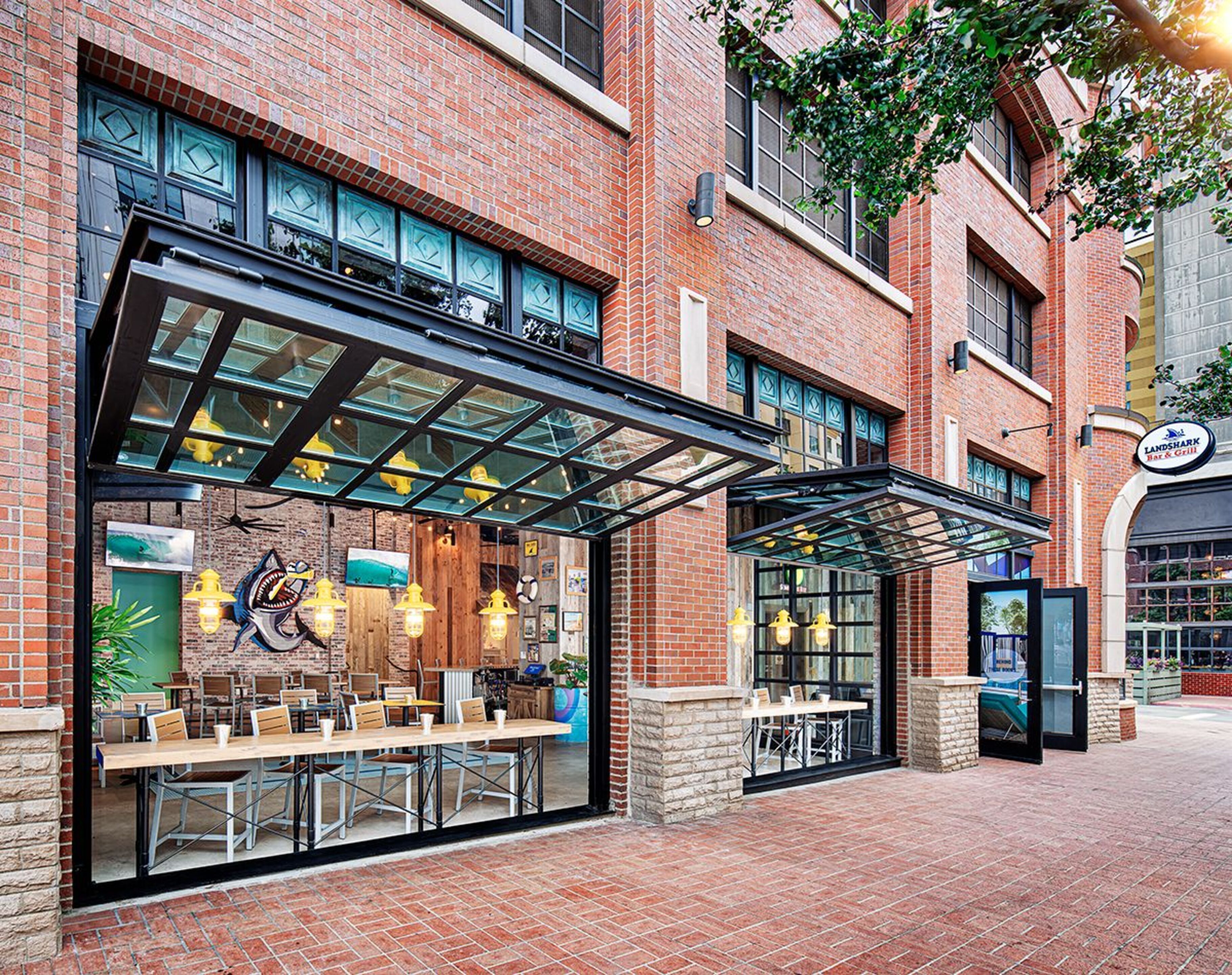 Serves lunch and dinner