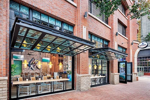 Serves lunch, dinner and happy hour